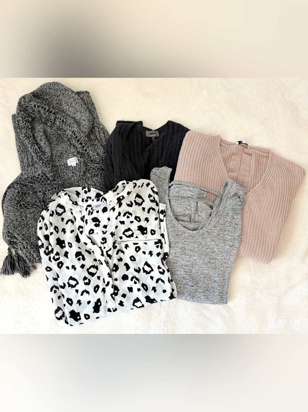 👗 BUNDLE of 5 Vneck Tops Size M